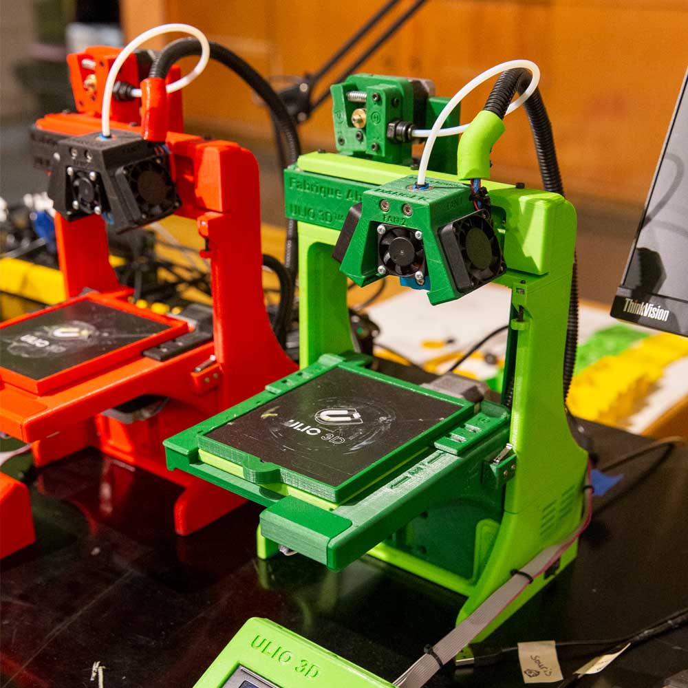 Red and green 3D printers