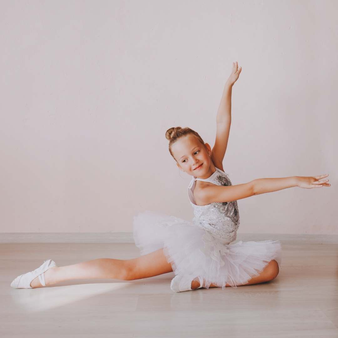 Young slender ballerina in pointe shoes dances at window on tiptoe. Blonde  with curly hair. She is dressed in sports swimsuit, pointe shoes and leggin  Stock Photo - Alamy